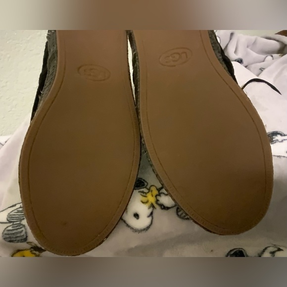 UGG Black Suede Moccasins Like New - Picture 9 of 11